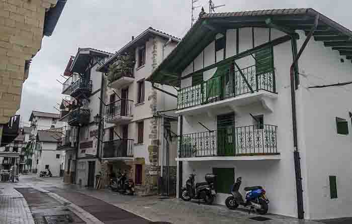 Guipúzcoa - Hondarribia 22 - calle Santiago.jpg
